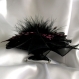 Broche fleur en organza noir, plumes à pois roses et perles