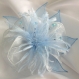 Broche fleur en organza blanc et bleu, plumes et perles