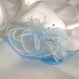 Broche fleur en organza blanc et bleu, plumes et perles