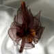 Serre-tête fleur marron  en organza, plumes et perles