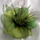 Broche fleur verte en organza, plumes et perles