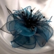 Broche fleur en organza bleu, plumes noires et perles 