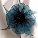 Broche fleur en organza bleu, plumes noires et perles 