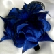 Grande barrette fleur en satin bleu roi, plumes et perles