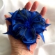 Grande barrette fleur en satin bleu roi, plumes et perles
