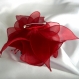 Broche fleur en organza couleur rouge, plumes et perles
