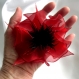 Broche fleur en organza couleur rouge, plumes et perles