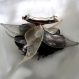 Petite barrette fleur en tissu & plumes et perles 038