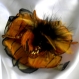 Broche fleur en tissu & plumes et perles 176
