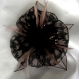 Broche fleur en tissu, organza, & plumes et perles 185