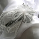 Collier ras de cou ou headband fleur en organza gris, plumes d'autruche blanches et perles