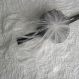 Collier ras de cou ou headband fleur en organza gris, plumes d'autruche blanches et perles