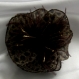 Petite barrette fleur en tissu pailletté imprimé léopard & plumes et perles