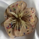 Petite barrette fleur en tissu & plumes et perles 179