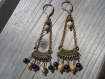 Boucles avec des perles semi-précieuses de jaspe terre et avec chaine et connecteur métal bronze et perles noires