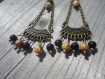 Boucles avec des perles semi-précieuses de jaspe terre et avec chaine et connecteur métal bronze et perles noires