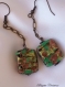 Boucles d'oreilles en perles de verre de murano authentiques vert,aventurine,gold foil,carrés de 20 mm de côté, support cuivré,