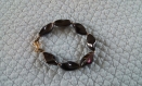 Br224- bracelet en métal doré et perles en verre violettes