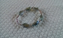 Br225- bracelet en métal doré et perles en verre bleutées