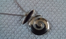 C230-  collier en acier inoxydable avec un magnifique pendentif en forme de spirale en plaqué argent et un cabochon goldstone bleu nuit