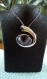  c232- collier en acier inoxydable avec un magnifique pendentif en forme de spirale en plaqué argent et un cabochon avec une amethyste