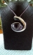  c232- collier en acier inoxydable avec un magnifique pendentif en forme de spirale en plaqué argent et un cabochon avec une amethyste