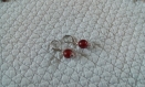B810- boucles d'oreilles avec une perle en verre rouge