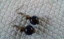 B816- boucles d'oreilles en métal couleur bronze avec une perle en verre bleue marine
