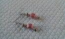 B819-  boucles d'oreilles en métal argenté avec une perle en céramique rose