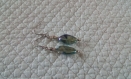 B770-  boucles d'oreilles en métal argenté avec une perle en verre transparente bleutée