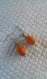 B306-  boucles d'oreilles en métal argenté avec une grosse perle ovale orange