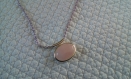 C256- collier en acier inoxydable avec un médaillon en plaqué argent (+/-3 cm x 2.2 cm)composé d'un quartz rose 