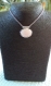 C256- collier en acier inoxydable avec un médaillon en plaqué argent (+/-3 cm x 2.2 cm)composé d'un quartz rose 