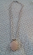 C257- collier en acier inoxydable avec un médaillon en plaqué argent composé d'un quartz rose 