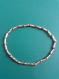 Un bracelet de perles de rocailles de 2 couleurs 