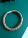 Un bracelet tressé en cuir véritable de couleur  marron 
