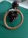 Un bracelet tressé en cuir véritable de couleur  marron 