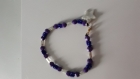 Un bracelet de perles de rocailles de couleur violet et blanc 