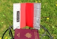 Etui de protection pour passeport en toile cirée motif « urbain » et toile cirée rouge – création artisanale