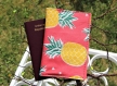 Etui de protection pour passeport en toile enduite motif « ananas » , entièrement doublé – création artisanale