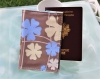 Etui de protection pour passeport en toile cirée motif « trèfle », entièrement doublé – création artisanale