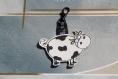 Porte clefs ou bijoux de sac motif vache blanche et noire - création artisanale