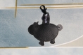 Porte clefs ou bijoux de sac motif vache blanche et noire - création artisanale