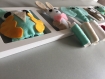 Décoration chambre bébé, cadre mural, figurines beige et vert d'eau, cadeau de naissance personnalisé