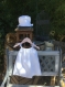 Robe blanche à fines bretelles en dentelles avec chapeau de soleil