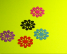 25 découpes en forme de fleur ajourée, en papier épais de couleur variée