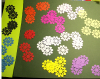 25 découpes en forme de fleur ajourée, en papier épais de couleur variée