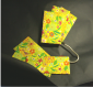Assortiment de 8 pochettes cadeau imprimées  fonds jaune , motifs rouge et vert. 