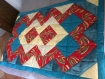 Couverture, couvre-lit, courte-pointe fabriquée avec des triangles de coton assemblée en patchwork motif géométrique
