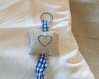 Porte clefs point de croix coeur bleu lin et ruban vichy